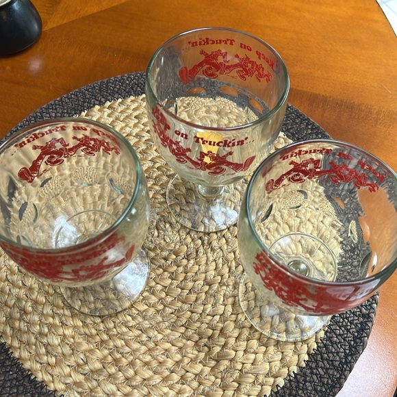 Set of 3 vintage Keep On Truckin’ beer goblets - Picture 3 of 3